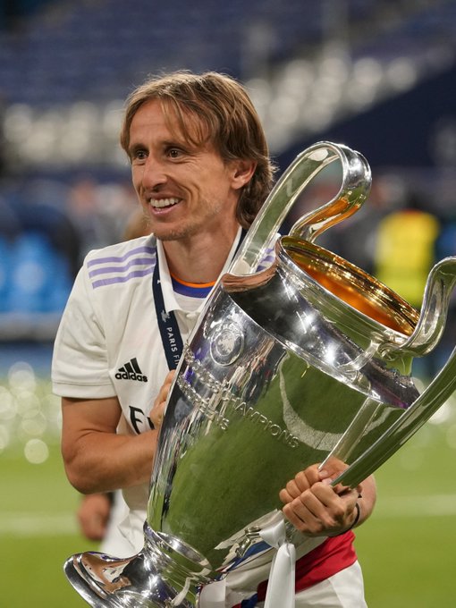 官方：多特与34岁第二门将亚历山大-迈尔续约至2027年