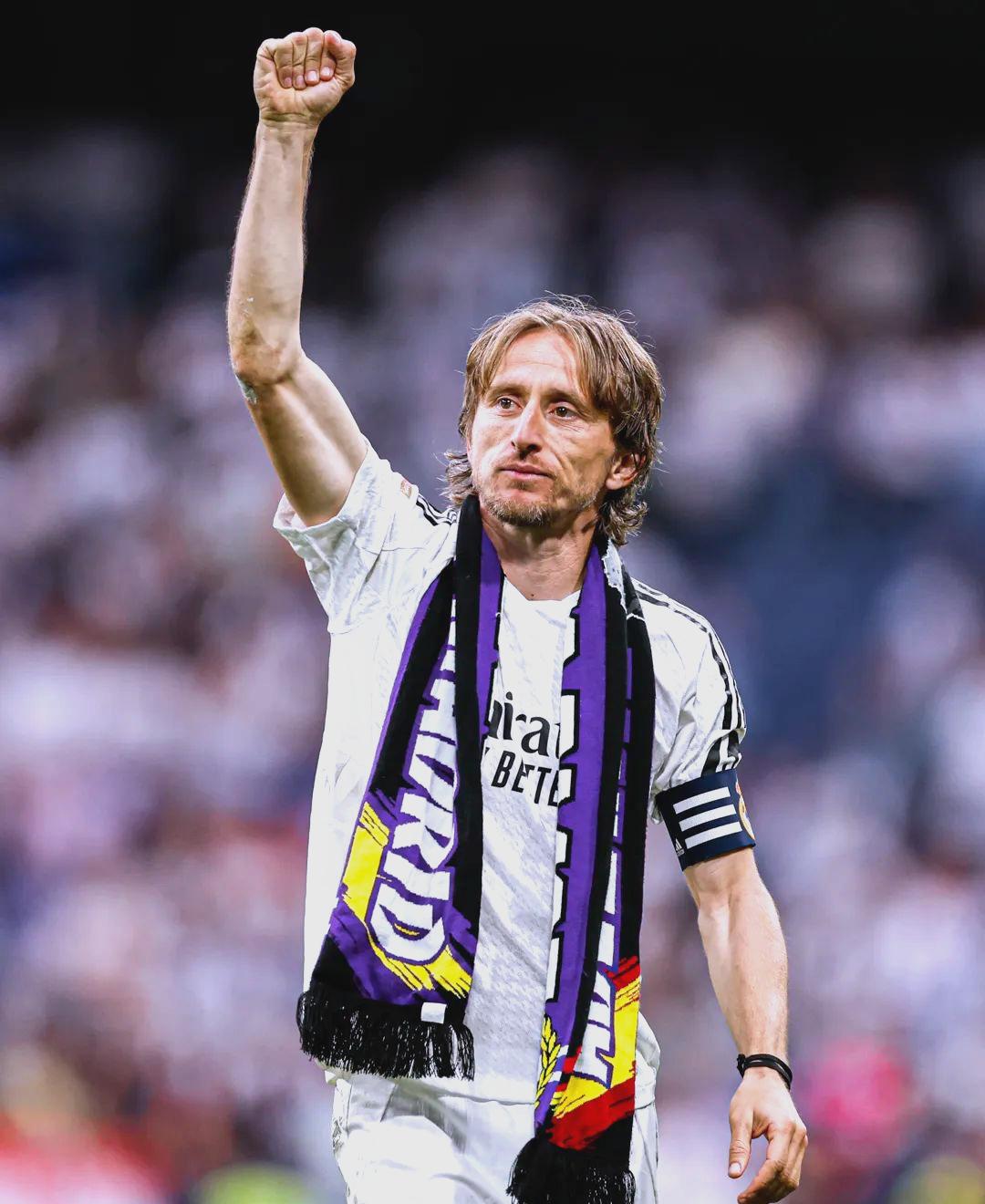 韦斯利-福法纳：埃斯特旺像队中的小宝宝，我们都在帮他适应