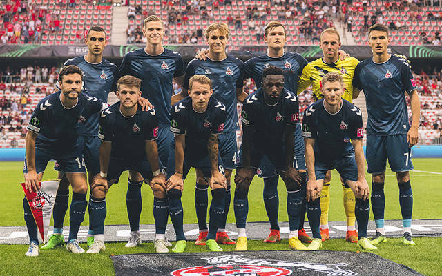 巴甲弗鲁米嫩塞主场采用狗狗球童，鼓励球迷去领养宠物